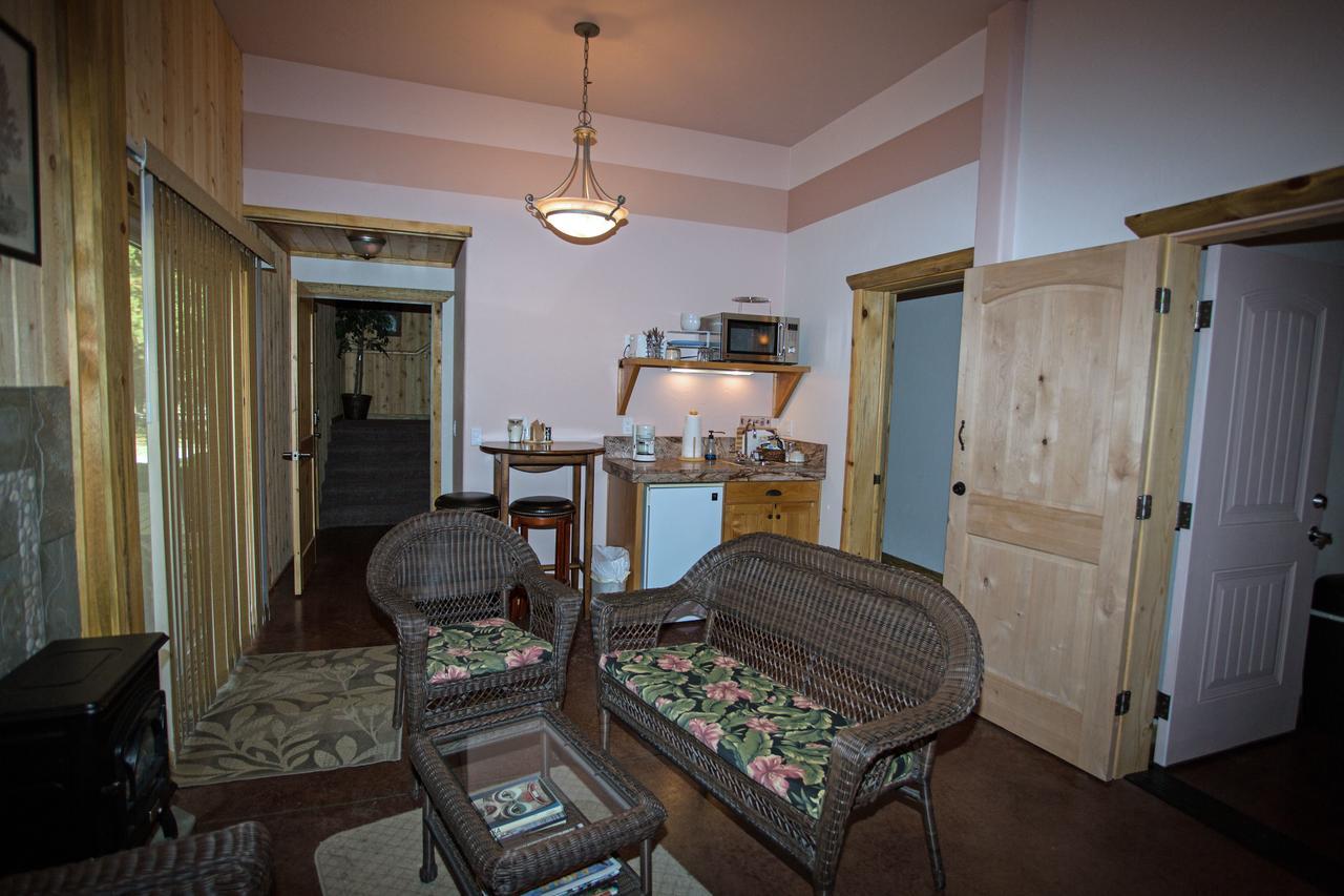 DiamondStone Guest Lodges La Pine Extérieur photo