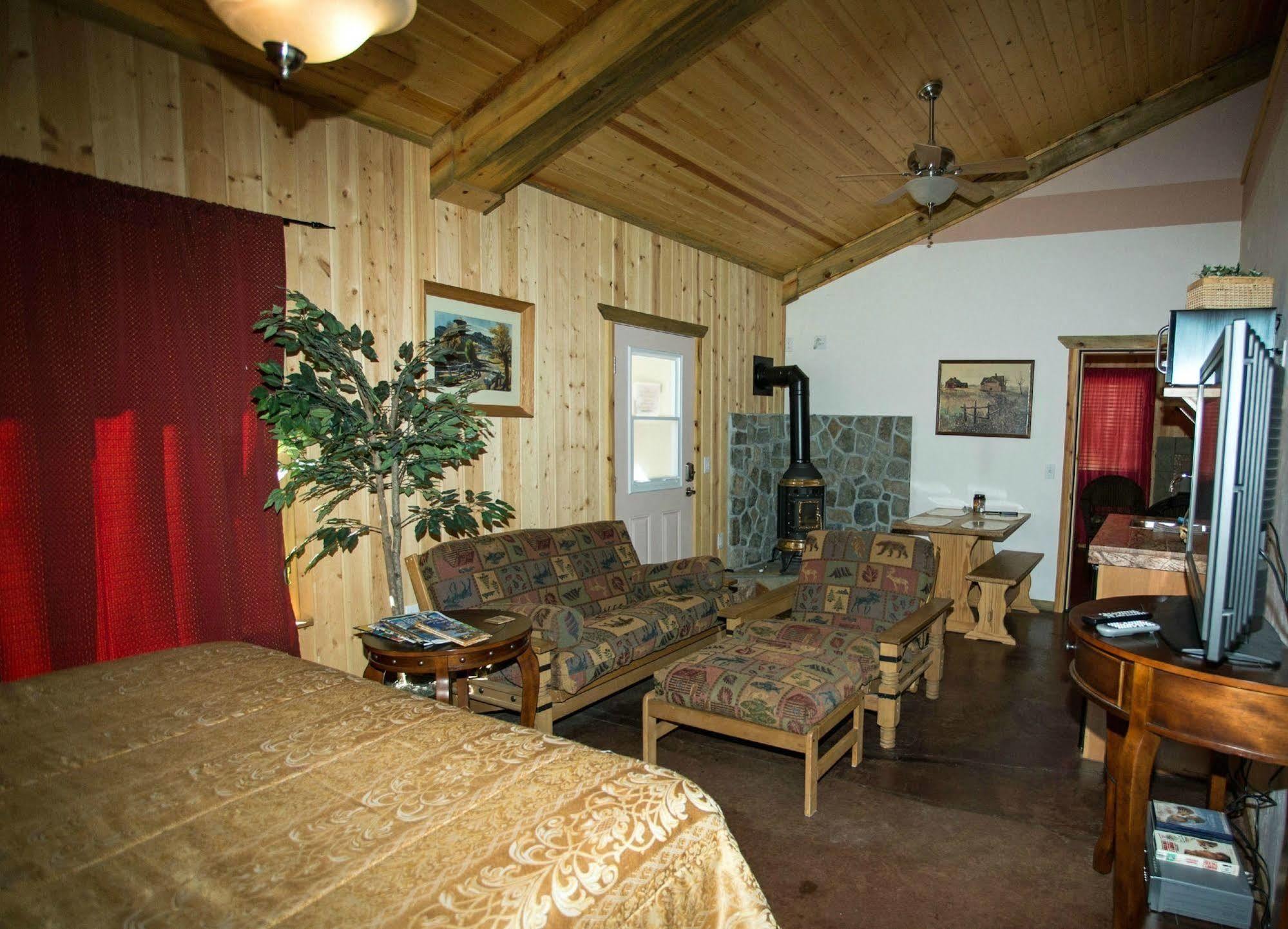 DiamondStone Guest Lodges La Pine Extérieur photo